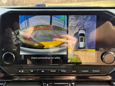 Used 2024 Nissan Pathfinder Platinum image 12