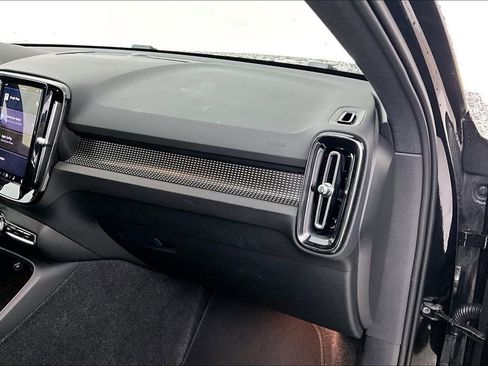 Certified 2025 Volvo XC40 B5 Plus image 21