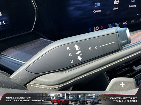 Used 2025 Chevrolet Suburban Premier RWD image 37