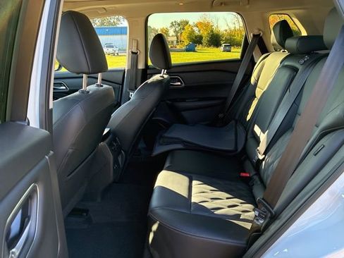 Used 2025 Nissan Rogue Platinum image 9