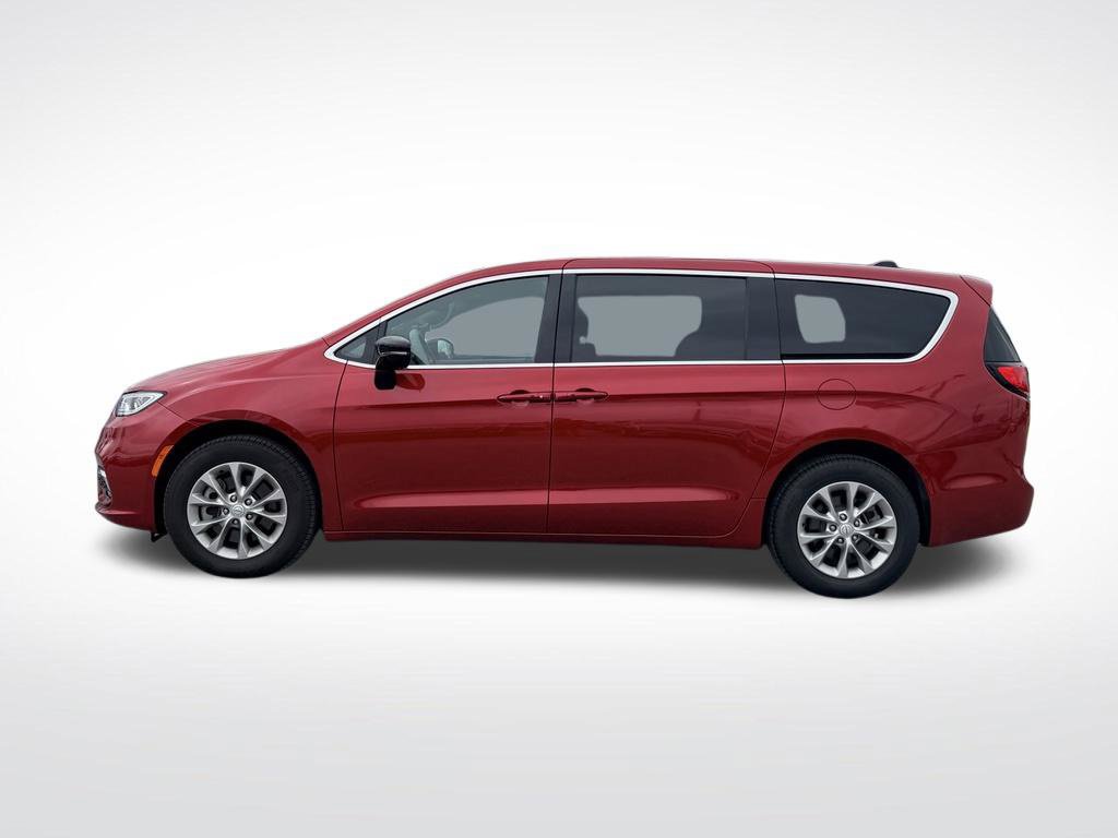 Used 2025 Chrysler Pacifica Select AWD/4WD image 3
