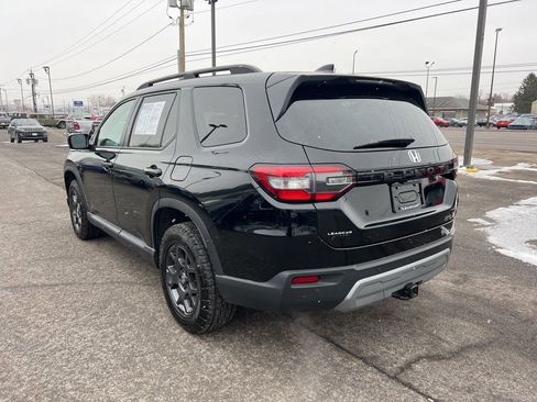 Used 2025 Honda Pilot TrailSport image 3