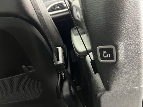 Certified 2024 Chrysler Pacifica Limited image 32