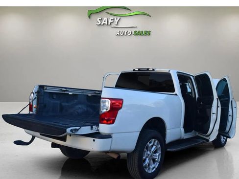 Used 2017 Nissan Titan SV image 18