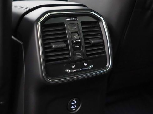 Certified 2025 Porsche Macan image 19