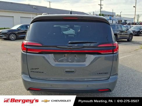 Used 2025 Chrysler Pacifica Limited FWD image 6