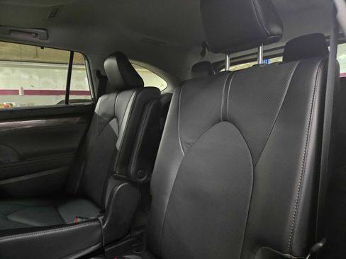 Used 2022 Toyota Highlander Limited AWD/4WD image 18