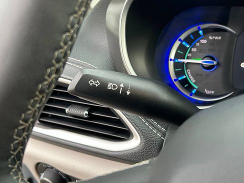Used 2024 Chrysler Pacifica Limited FWD image 26