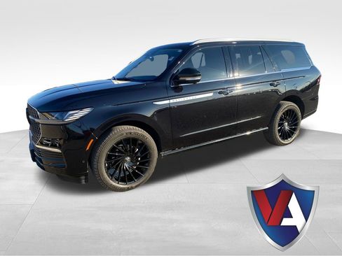 Used 2025 Lincoln Navigator Reserve image 1