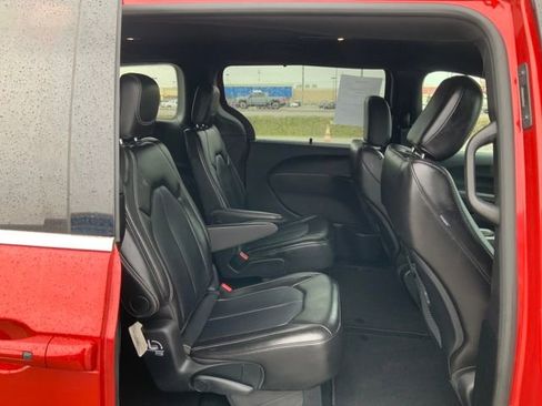 Used 2025 Chrysler Pacifica Select image 18