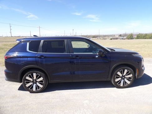 Used 2025 Mitsubishi Outlander SE image 5