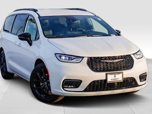 New 2026 Chrysler Pacifica Select w/ S Appearance Package image 2