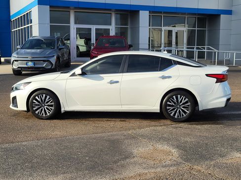 Used 2023 Nissan Altima 2.5 SV image 2