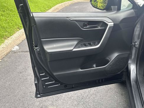 Certified 2021 Toyota RAV4 LE AWD/4WD image 12