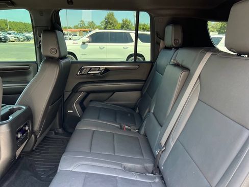 Used 2025 Chevrolet Suburban LT w/ Comfort Package AWD/4WD image 9