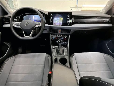 Used 2025 Volkswagen Jetta SE w/ Sunroof Package image 17