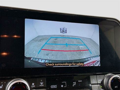 Used 2024 Toyota Highlander XLE image 11