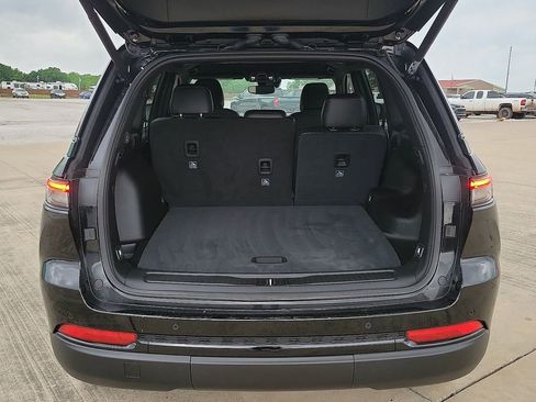 Used 2023 Jeep Grand Cherokee Altitude image 8