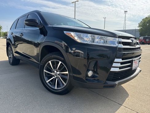Used 2017 Toyota Highlander XLE AWD/4WD image 2