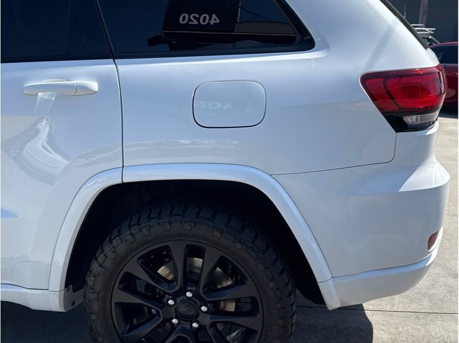 Used 2017 Jeep Grand Cherokee Altitude RWD image 44