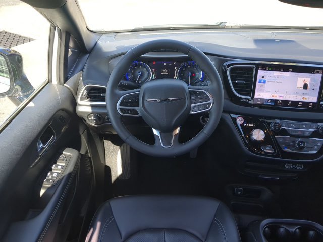 Certified 2025 Chrysler Pacifica Select FWD image 20