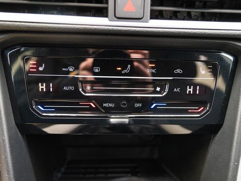 Used 2025 Volkswagen Taos SE image 27