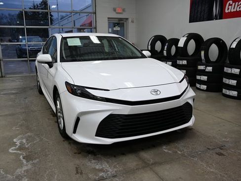 Used 2025 Toyota Camry LE image 3