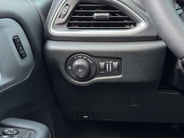 Used 2025 Chrysler Pacifica Limited FWD image 38