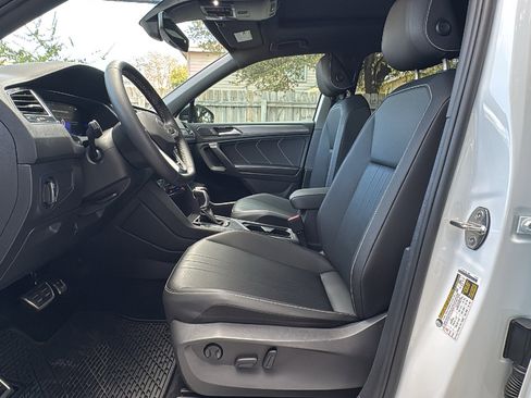 Used 2023 Volkswagen Tiguan SE R-Line image 9