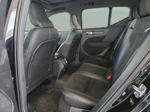 Used 2019 Volvo XC40 T5 R-Design image 17