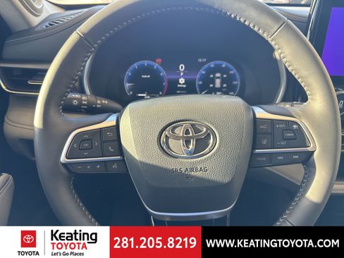 Used 2025 Toyota Highlander Limited image 16