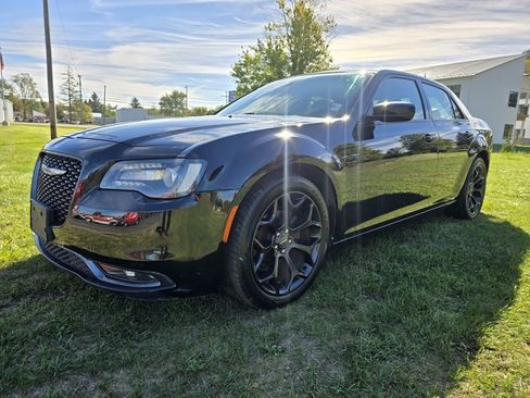 Used 2019 Chrysler 300 S image 3