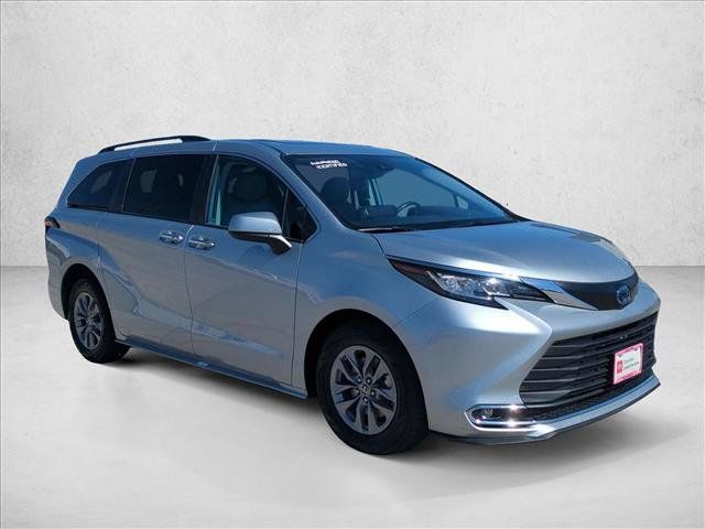 Certified 2023 Toyota Sienna XLE FWD image 3