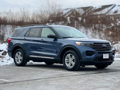 Used 2021 Ford Explorer XLT image 2