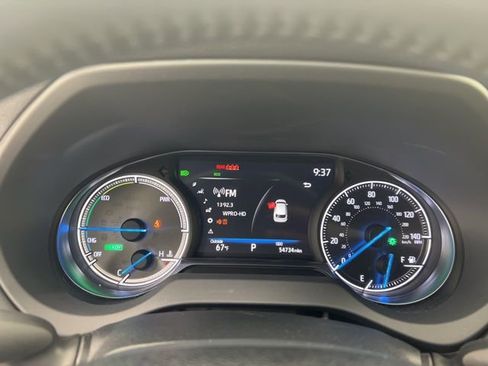 Used 2022 Toyota Venza XLE image 9