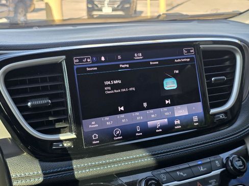 Used 2021 Chrysler Pacifica Touring-L FWD image 17