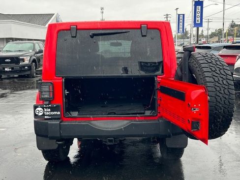 Used 2015 Jeep Wrangler Unlimited Sahara w/ Quick Order Package 24X AWD/4WD image 9