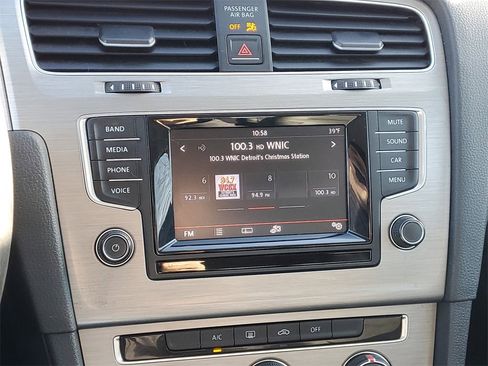 Used 2015 Volkswagen Golf S image 18