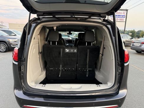 Used 2018 Chrysler Pacifica Touring-L Plus FWD image 10