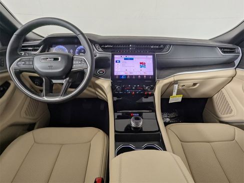 New 2025 Jeep Grand Cherokee Limited w/ Luxury Tech Group II image 16