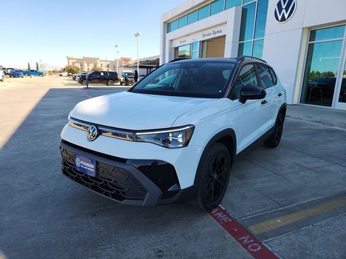 New 2026 Volkswagen Taos SE image 3