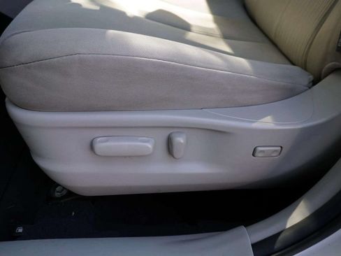Used 2012 Toyota Venza LE w/ LE Convenience Pkg FWD image 17