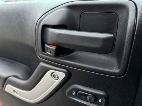 Used 2014 Jeep Wrangler Unlimited Rubicon w/ Connectivity Group image 16