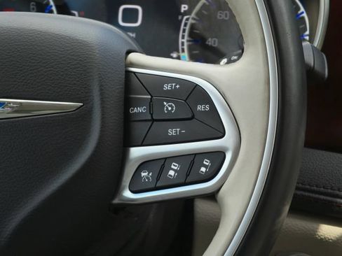 Used 2017 Chrysler Pacifica Limited w/ UConnect Theater Package FWD image 23