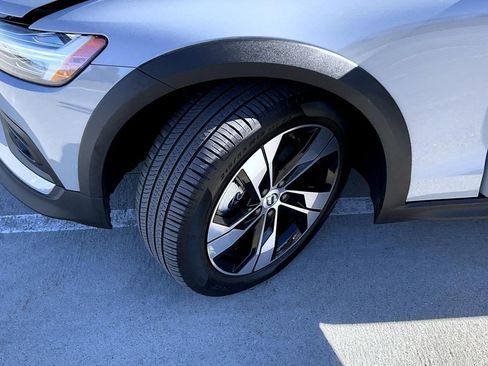 Used 2025 Volvo V60 B5 Cross Country Plus image 24