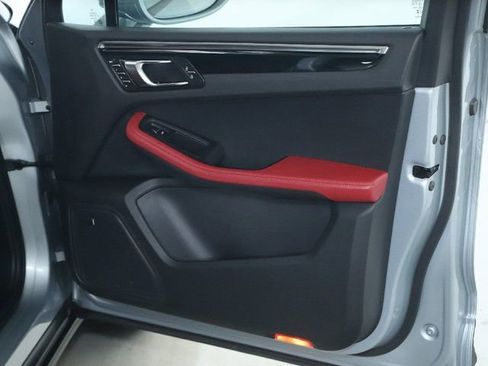 Used 2025 Porsche Macan image 38