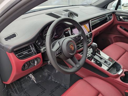 Certified 2025 Porsche Macan AWD/4WD image 4