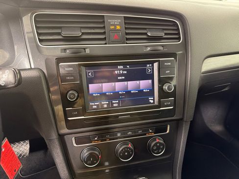 Used 2019 Volkswagen Golf S image 16