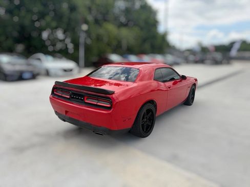 Used 2015 Dodge Challenger SXT RWD image 9