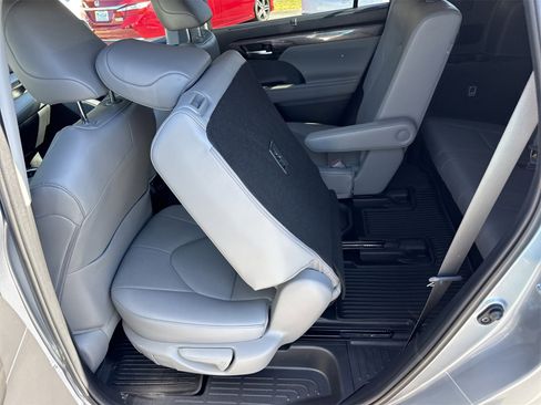 Used 2023 Toyota Highlander Limited image 11